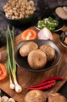 funghi shiitake con aglio, pomodoro, peperone e cipolle foto