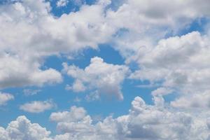 cielo blu con nuvole bianche foto