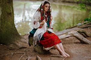 ragazza ucraina seduta in riva al lago foto