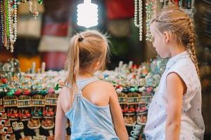 bella sorridente poco ragazze con shopping borse foto