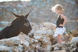 poco adorabile ragazza con asino su mykonos foto