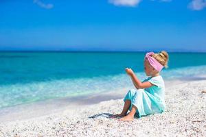 poco adorabile ragazza prendere immagine di il mare su Telefono a tropicale spiaggia foto