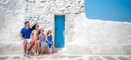 famiglia avendo divertimento all'aperto su mykonos strade foto