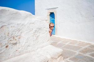 adorabile poco ragazza a vecchio strada di tipico greco tradizionale villaggio foto