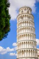 turisti visitare il pendente Torre di pisa , Italia foto