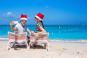 giovane coppia nel Santa cappelli godere spiaggia vacanza foto