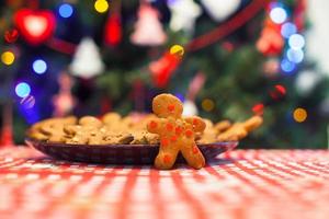 Pan di zenzero uomo sfondo Natale albero luci foto