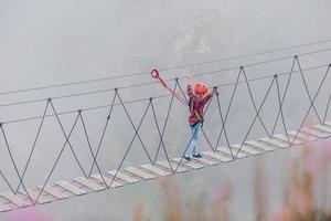 il corda ponte su il superiore di montagna di rosa khutor, Russia foto