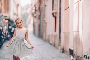 adorabile moda poco ragazza all'aperto nel europeo città Roma foto