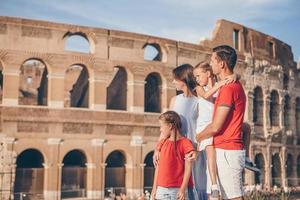 contento famiglia nel Roma al di sopra di Colosseo sfondo. foto