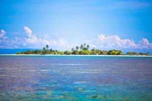 disabitata tropicale isola nel il Aperto oceano nel il Filippine foto