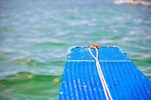 piccolo blu barca nel Aperto mare su deserto isola foto