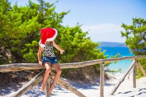 adorabile poco bambino ragazza nel Natale cappello durante estate vacanza foto