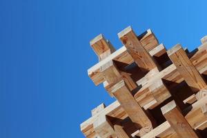 blocchi di legno marroni contro un cielo blu foto