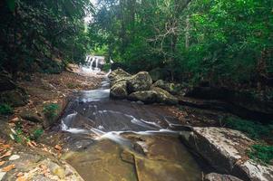 ruscello nel parco nazionale delle cascate di khao chamao foto