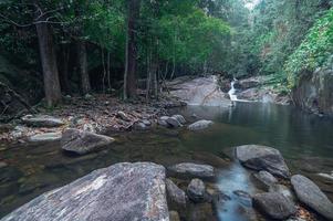 fiume nel parco nazionale delle cascate di khao chamao foto