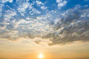 cielo blu con nuvole bianche foto