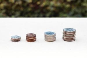 pila di monete su un tavolo foto