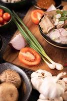 scalogno, peperoni, aglio e funghi shiitake foto