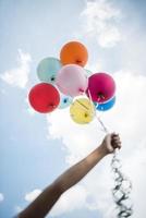 palloncini colorati contro un cielo blu foto