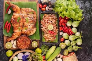insalata di papaya tailandese circondata da verdure e pollo foto