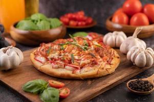 pizza fatta in casa con ingredienti foto