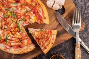 pizza fatta in casa con ingredienti foto