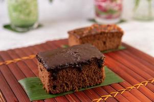 torta al cioccolato su bambù foto