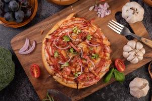 pizza fatta in casa con ingredienti foto