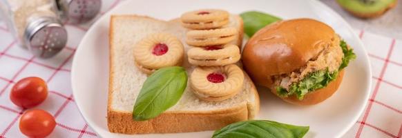 fette di pane con biscotti e verdure e un hamburger foto