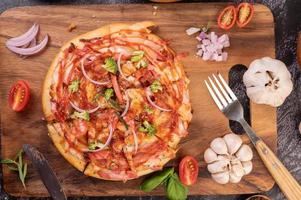 pizza fatta in casa con ingredienti foto