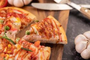 pizza fatta in casa con ingredienti foto