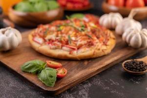 pizza fatta in casa con ingredienti foto