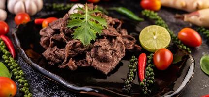 maiale con pomodori, peperoni, aglio e lime foto