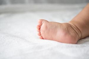 primo piano dei piedi del bambino foto