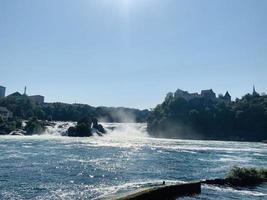 onde dell'oceano che si infrangono sulla riva durante il giorno foto