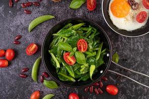 cavolo nero saltato in padella con pomodori, peperoni e fagioli foto