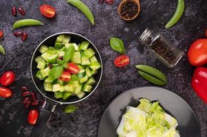 cetrioli saltati in padella con pomodori in una padella adagiata foto