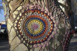 ornamento a maglia su un albero foto