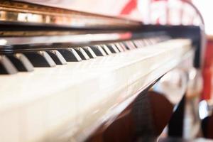 primo piano di un pianoforte durante il giorno foto