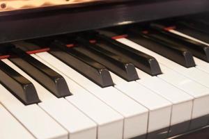 primo piano di una tastiera di pianoforte foto