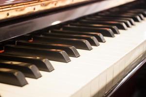 primo piano dei tasti di un pianoforte foto