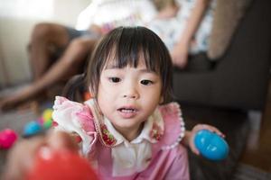 ritratto di una bambina asiatica che gioca nella sua casa foto