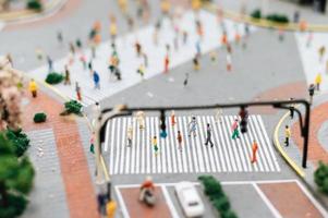 piccole persone in miniatura per strada foto