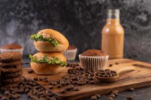 hamburger con chicchi di caffè su una lastra di legno marrone foto