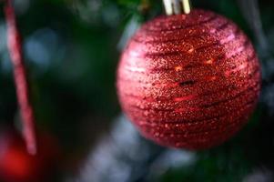 primo piano di un ornamento albero di Natale rosso foto