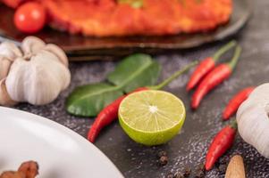 peperoncino, lime e primo piano di aglio foto