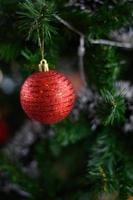primo piano di un ornamento albero di Natale rosso foto