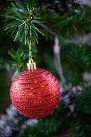 primo piano di un ornamento albero di Natale rosso foto