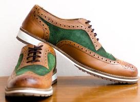 primo piano di scarpe marroni e verdi foto